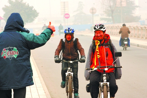 无臂农民10年骑行10万公里宣传禁毒刹车靠膝盖夹