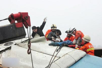客车兰海高速侧翻致5死19伤疑路滑超车失控所致