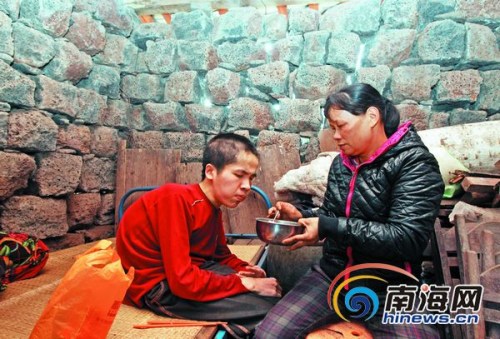 女子照顾脑瘫继子27年无怨言被赞最美继母(图)