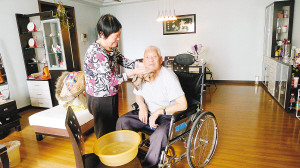 妻子照顾瘫痪丈夫45年丈夫劝她改嫁被拒绝(图)