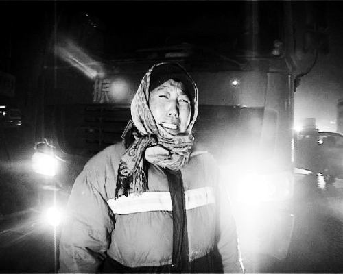环卫工寒夜哭拦渣土车车过后变泥路铁铲铲不掉