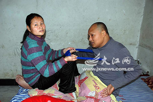 丈夫工伤瘫痪要求离婚妻子不离不弃(图)