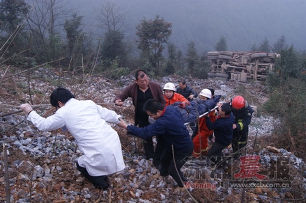 货车侧翻滑至百米山崖边消防绑着绳子救出司机