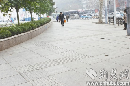 武汉现“最牛盲道”50米长路段拐23个弯(图)