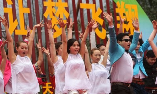 23岁“最美村花”办春晚一人搞定18个节目(图)