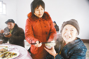 河南一农民工出资6000元宴请23位孤寡老人(图)