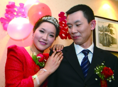 “最美新娘”捐骨髓后在祝福中成婚(图)