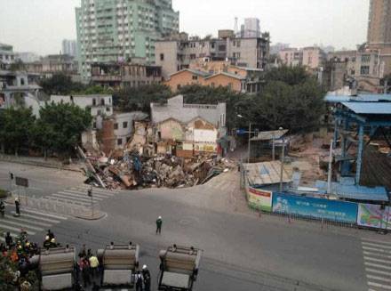 广州地陷导致至少3幢商铺倒塌泥浆正灌入地底(图)