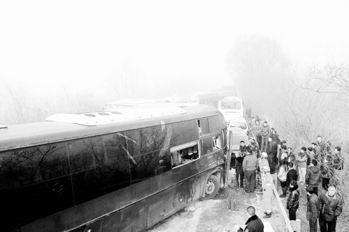 武黄高速因团雾13车连撞致1死造成拥堵5小时