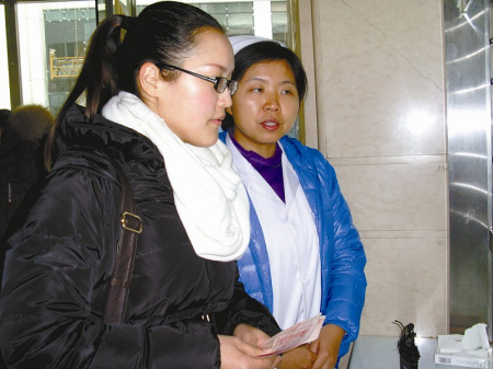 准新娘捐髓救人推迟婚期看望捐助白血病病童(图)