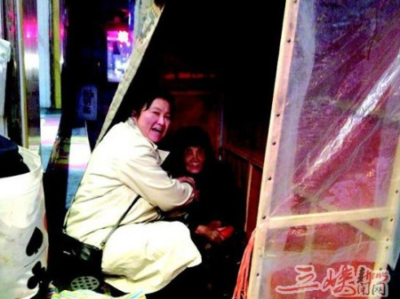 女摊贩带九旬痴呆母亲出摊怕其孤单不送养老院