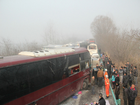 武黄高速发生13车相撞交通事故致1死20余人受伤
