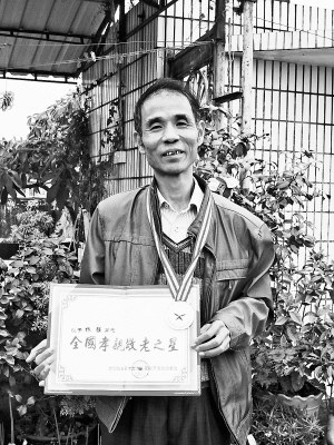 男子10载全年无休辗转多地为卧床老人洗澡喂饭