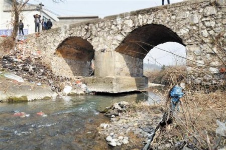 湖北阳新县一危桥建成42年走路骑车坠桥事故频发