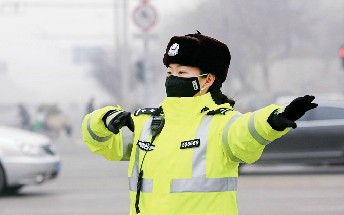 济南试行交警雾霾天戴口罩上岗执勤(图)
