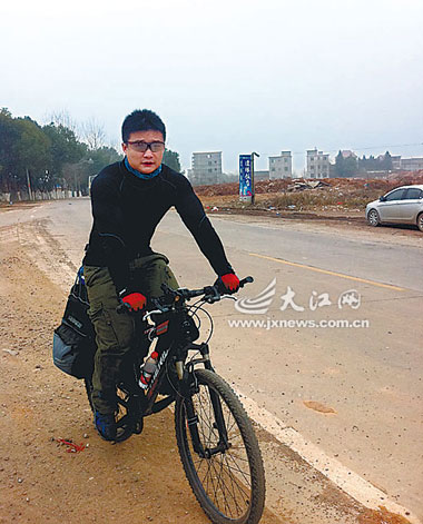 小伙骑行600公里回乡费用超买飞机票(图)