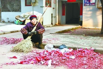 七旬环卫工扫鞭渣累得坐地上感动众网友(图)