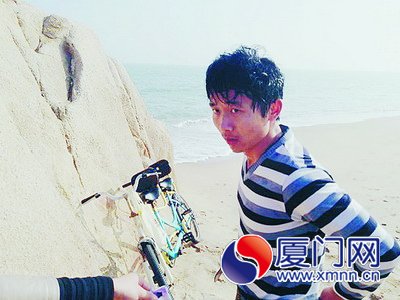 10岁男孩拍照不慎落海小伙跳海救人不留名(图)