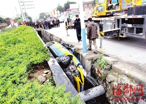 出租车为避摩托栽进深沟的哥手臂被截断(图)