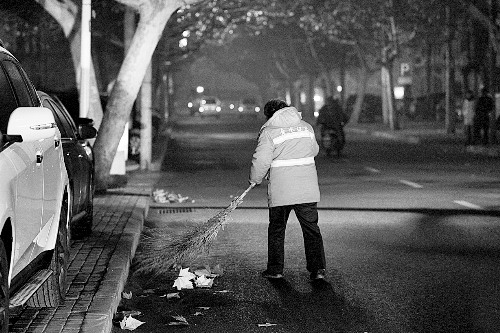 郑州环卫工无节日加班费引热议主管方称将争取