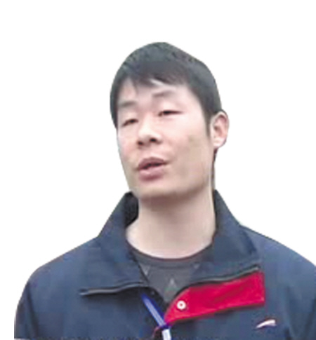 老人街头被撞无人敢救过路公交司机刹车救人