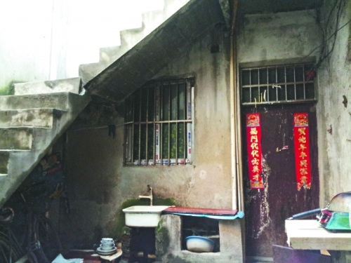 “学习粉丝团”博主现身系打工仔住月租百元陋室