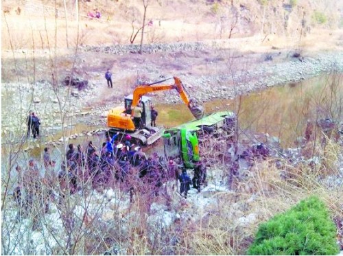河南一城乡客车超载翻至河道6人死亡23人受伤