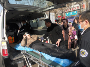 摩托车路上狂飙撞伤母女肇事者称视野被挡(图)