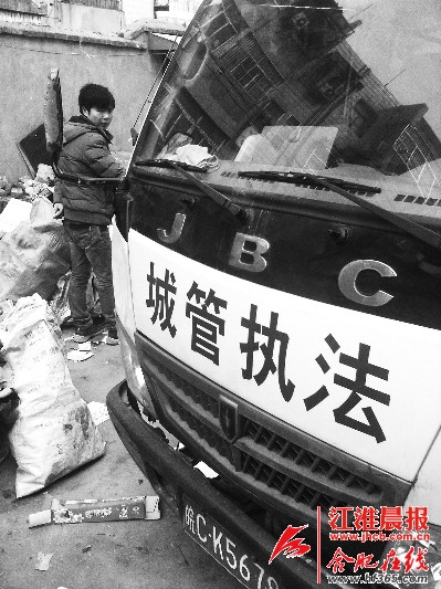 网曝安徽蚌埠城管开执法车卖查扣物品(图)
