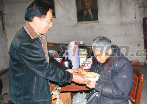 退休干部照料疯癫老人8年自家欠债仍未还清