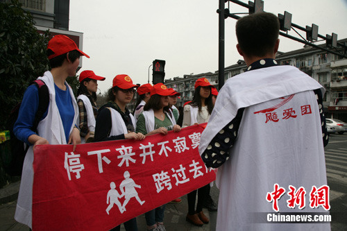 杭州严管“中国式”过马路百名志愿者筑人肉斑马线