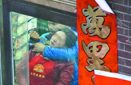 劫匪持刀挟持超市女店员谈判专家苦苦攻心4小时