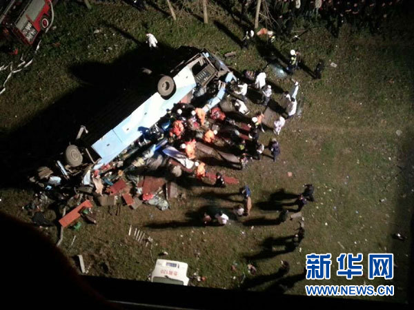 卧铺客车在荆州长江大桥坠桥已造成14死9伤