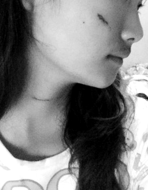 Ů�Ӿư��ſڱ�ΧŹ��ǿ����������������Χ��