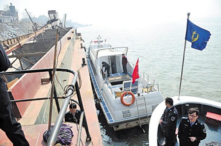 吸砂船深夜河中非法采砂暴利驱使船主非法改装