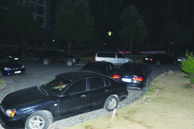 小区停车难须斗智斗勇业主为抢车位报警1500次
