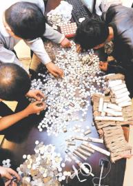 男子攒3万硬币赴银行存储20余人接力数6小时