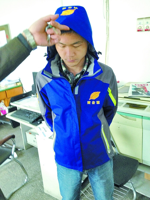 旅游局强迫导游买印香烟标识服装否则不予年审