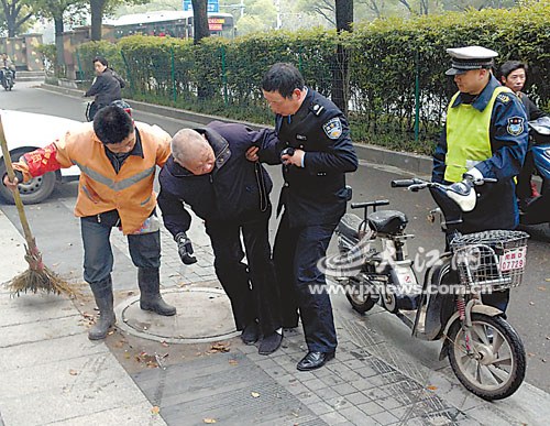 老汉骑车摔倒三位路人相助好心人不愿透露姓名