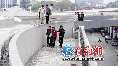 小包工头发不出工资跳楼员工20万工程款被拖欠