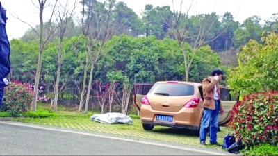一男子轿车内疑烧炭自杀身亡警方已介入调查