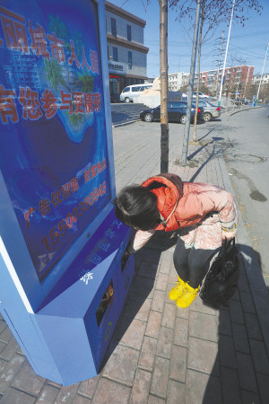 弯腰方能投进市民盼街头新式垃圾箱“长点个”