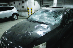 两车停车场内狭路相逢鸣喇叭致互相砸车(图)
