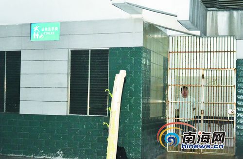 男子被困公厕近3小时多次求助未果差点被熏晕