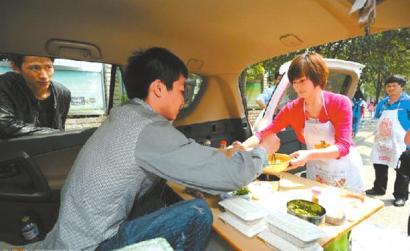 “白富美”开20万越野车卖凉面称不想当啃老族