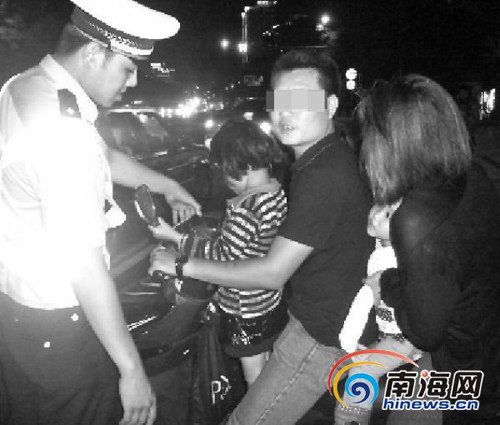 三亚限摩查违章:黑脸大汉撞交警3女闯红灯发飙