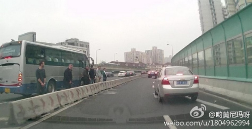 网曝老外在上海高架桥集体小便警方展开调查(图)