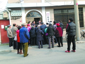 老人排长队登记遗嘱工作人员建议提前电话预约