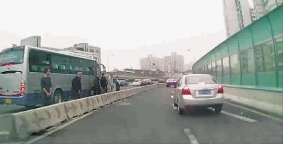 6名老外高架上小便涉事大巴锁定相关人员将受罚