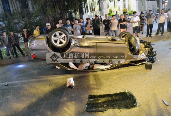 小轿车闯红灯撞飞摩托车酿一死一伤惨剧(图)